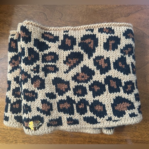 Betsey Johnson Animal Print Infinity Knit Scarf New Without Tags! - Picture 7 of 11